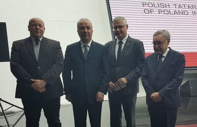 Ambasador Ukrainy (drugi od lewej) wśród organizatorów sesji i otwarcia wystawy w Astanie