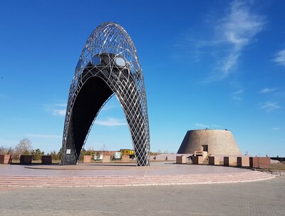 Łuk Cierpienia i muzeum upamiętniające zbrodnie sowieckie w Ałżirze