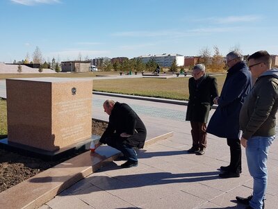 Znicz stawia dyrektor IPN w Białymstoku dr hab. P. Kardela w asyście ambasadora S. Chazbijewicza i delegacji IPN