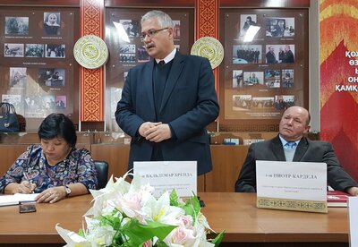 Zastępca dyrektora BEN IPN dr W. Brenda opowiadający o doniosłości odzyskania przez Polskę przed stu laty niepodległości