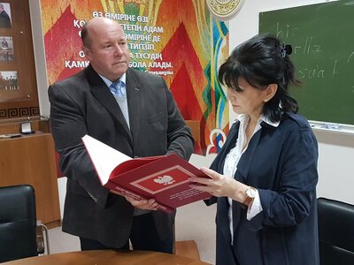 Dyrektor P. Kardela dziękując dziekan prof. S. Zharkynbekovej za spotkanie na Uniwersytecie im. Gumilowa przekazał do Pracowni Języka Polskiego wydawnictwo IPN o prezydentach na uchodźstwie