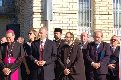 Uczestnicy uroczystości na terenie Aresztu Śledczego