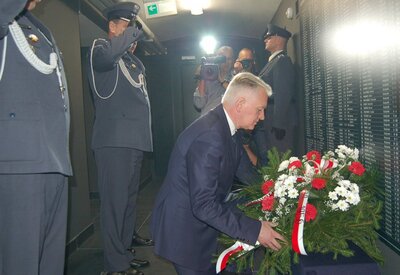 Kwiaty złożył minister nauki i szkolnictwa wyższego Jarosław Gowin