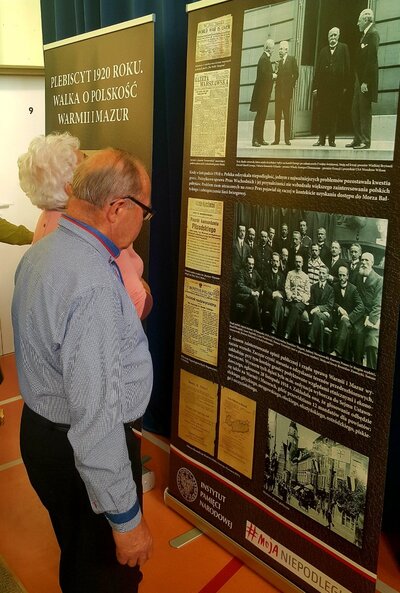 Uczestnicy uroczystości oglądają wystawę