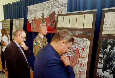 Uczestnicy uroczystości z zainteresowaniem oglądają wystawę