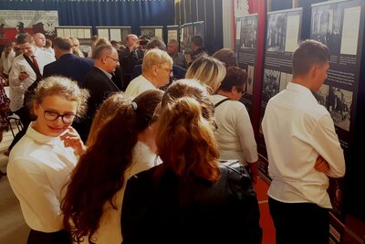 Uczestnicy uroczystości z zainteresowaniem oglądają wystawę