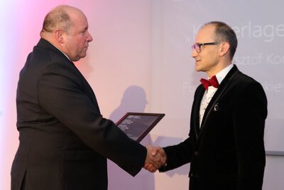 Krzysztofowi Korwina-Piotrowskiemu za Kinderlager Pogrzebin nagrodę specjalną wręcza dr hab. Piotr Kardela
