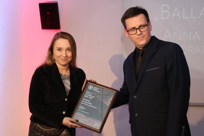Wyróżnienie za specjalne wartości poznawcze Annie Kołodziejczyk wręcza dr Paweł Warot