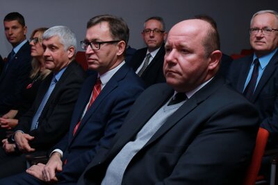 Od lewej: poseł Dariusz Piontkowski z małżonką, wojewoda podlaski Bohdan Paszkowski, prezes IPN dr Jarosław Szarek, dyrektor Oddziału IPN dr hab. Piotr Kardela