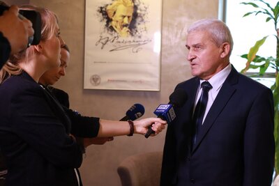 Odznaczony Kazimierz Waszczuk udziela wywiadu