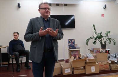 W Gimnazjum im. Jana Pawła II w Wilnie dr hab. Krzysztof Sychowicz wygłosił wykład do młodzieży na temat niepodległości Polski, który spotkał się z żywym zainteresowaniem zebranych