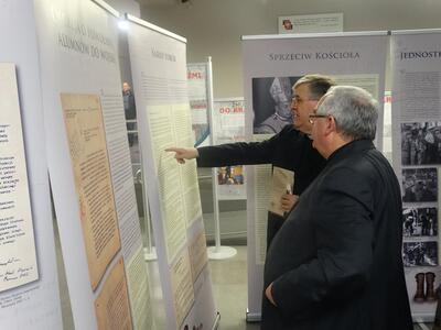 Goście z zainteresowaniem oglądają wystawę