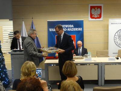 Uhonorowanie przyjaciół olsztyńskiej Delegatury IPN. Na zdjęciu Prezes IPN i Dariusz Jarosiński - popularyzator wiedzy o Żołnierzach Wyklętych