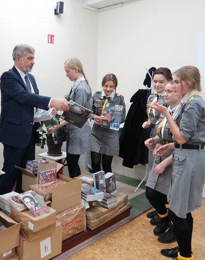 Przekazywanie prezentów harcerzom