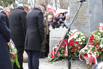 Kwiaty składają: dyrektor białostockiego oddziału IPN dr hab. Piotr Kardela oraz naczelnicy: OBUWiM IPN - dr Jarosław Schabieński i OBEN IPN - dr Paweł Warot