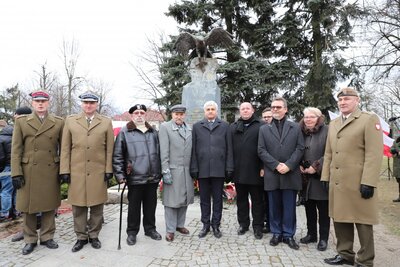 W uroczystości wzięli udział przedstawiciele władz państwowych i samorządowych, służby mundurowe, kombatanci. Obecny był również bratanek „Huzara"