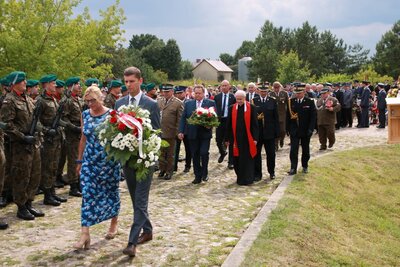 Kwiaty składa minister Dariusz Piontkowski, następnie wiceminister Jarosław Zieliński
