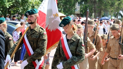 Uroczysty przemarsz uczestników obchodów pod Krzyż-pomnik Ofiar Obławy Augustowskiej fot. Radio 5