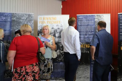 Przybyli goście z zainteresowaniem oglądają wystawę