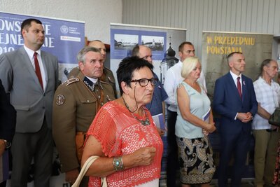 Przybyli goście z zainteresowaniem oglądają wystawę