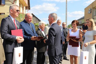 Przekazanie dyrektorowi białostockiego oddziału IPN pamiątkowej plakiety oraz okolicznościowego medalu