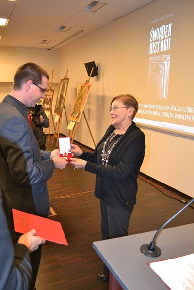 Nagrodę odbiera córka śp. Wiktora Andrzejczuka