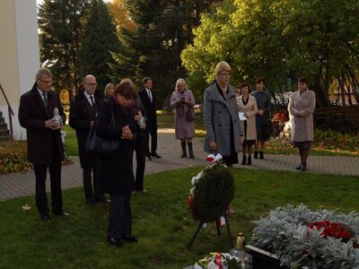 Wiceprezes IPN Agnieszka Rudzińska i dyrektor Oddziału w Białymstoku Barbara Bojaryn-Kazberuk zapaliły znicze na grobie ks. Obrembskiego