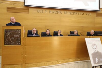 Wystąpienie dr. hab. Piotra Kardeli podczas konferencji zorganizowanej w Wielkiej Auli Benedykta XVI