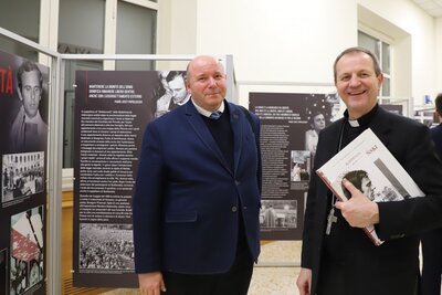 Dyrektor oddziału IPN w towarzystwie abp. dr. Tadeusza Wojdy podczas otwarcia wystawy