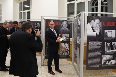 Marek Popiełuszko podczas wernisażu wystawy