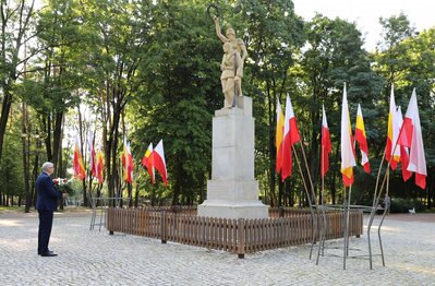 Złożenie kwiatów w rocznicę Bitwy Białostockiej w wojnie polsko-bolszewickiej 1920 r. Fot. A. Piekarska IPN