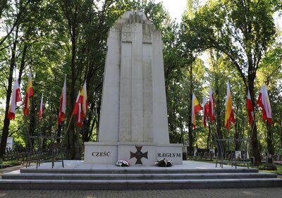 Złożenie kwiatów w rocznicę Bitwy Białostockiej w wojnie polsko-bolszewickiej 1920 r. Fot. A. Piekarska IPN