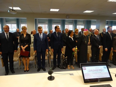 W uroczystości uczestniczyli oficjalni goście, m.in. wojewoda Artur Chojecki i abp. Edmund Piszcz