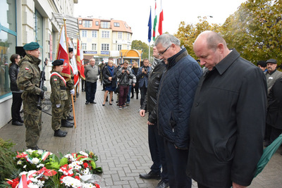 Kwiaty od pracowników Delegatury IPN w Olsztynie (fot. WMUW)