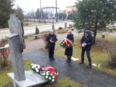 Przy okazji wizyty w Narewce uczestnicy konferencji złożyli kwiaty przy tablicy poświęconej Danucie Siedzikównie „Ince”