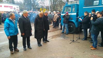 Kwiaty pod tablicą na ścianie ZK w Iławie