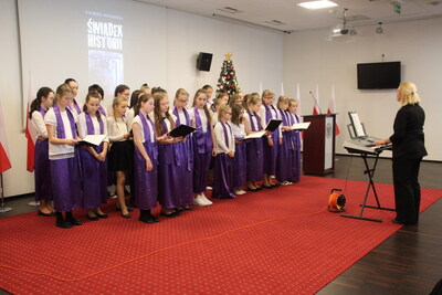 Występ chóru Szkoły Podstawowej nr 28 im. Konstantego Ildefonsa Gałczyńskiego w Białymstoku