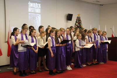 Występ chóru Szkoły Podstawowej nr 28 im. Konstantego Ildefonsa Gałczyńskiego w Białymstoku
