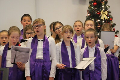 Występ chóru Szkoły Podstawowej nr 28 im. Konstantego Ildefonsa Gałczyńskiego w Białymstoku