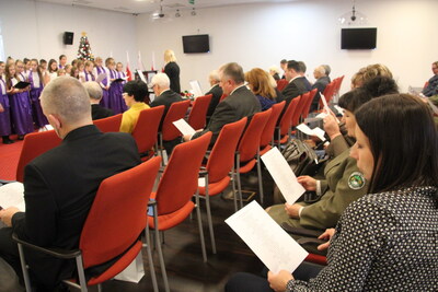 Wspólne śpiewanie kolędy żołnierskiej