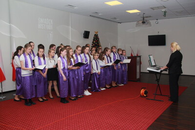 Występ chóru Szkoły Podstawowej nr 28 im. Konstantego Ildefonsa Gałczyńskiego w Białymstoku