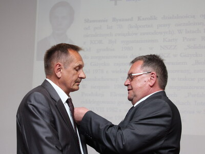 Wręczenie Krzyża Sławomirowi Karolikowi