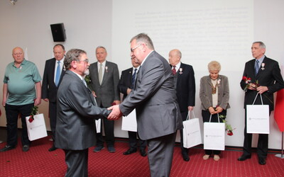 Krzyż w imieniu zabitego w 1970 r. Henryka Perkowskiego