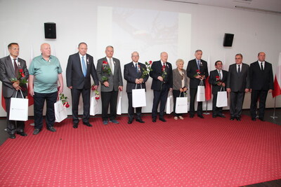 Wspólne zdjęcie uhonorowanych Krzyżami Wolności i Solidarności