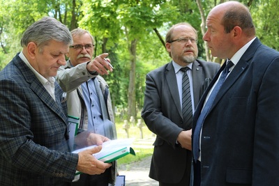 Wizja lokalna na cmentarzu wojskowym w Białymstoku