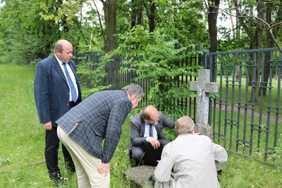 Wizja lokalna na cmentarzu wojskowym w Białymstoku