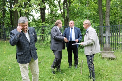 Wizja lokalna na cmentarzu wojskowym w Białymstoku