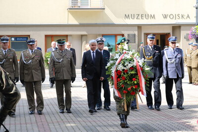 Kwiaty od Wojewody Podlaskiego i przedstawicieli służb mundurowych