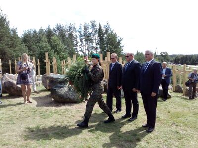 Kwiaty od przedstawicieli Oddziału IPN w Białymstoku: dyrektora dr. hab. Piotra Kardeli, naczelnika OBBH dr. hab. Krzysztofa Sychowicza i naczelnika OBEN dr. Waldemara Brendy