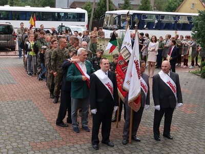 Przed kościołem w Narewce